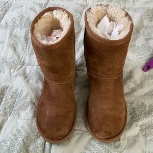 Girls Ugg Short Chestnut Suede Boots Size 3